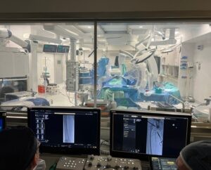 Специалисты ортопедического отделения медицинского центра Ихилов провели несколько успешных операций по частичному эндопротезированию коленного сустава с использованием инновационной роботизированной установки VELYS